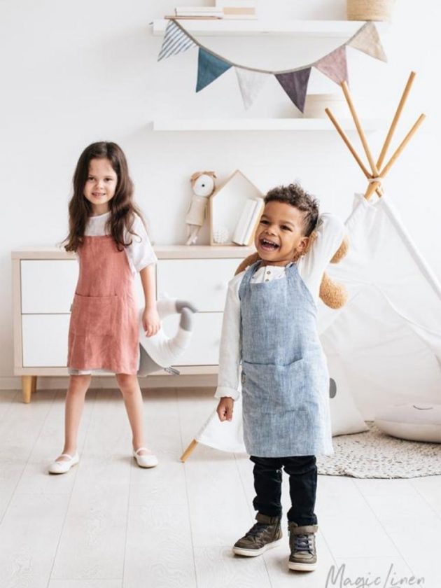 Eco-friendly blue and pink kids aprons from MagicLinen